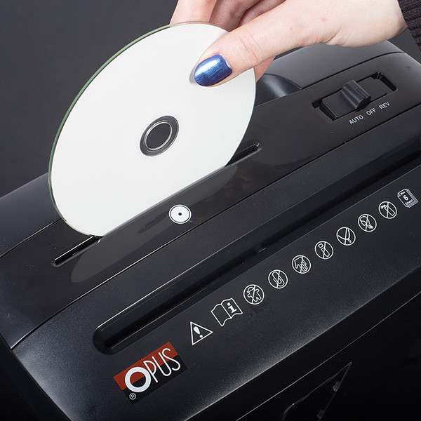 Dwa pojemniki na ścinki – papierowe oraz plastikowe