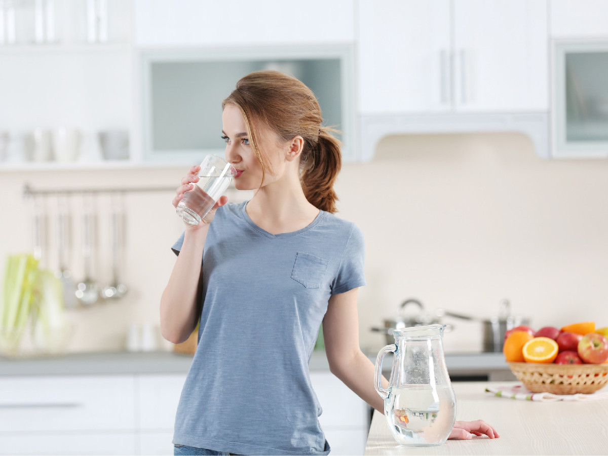 dziewczyna pije wode w kuchni 1763544304