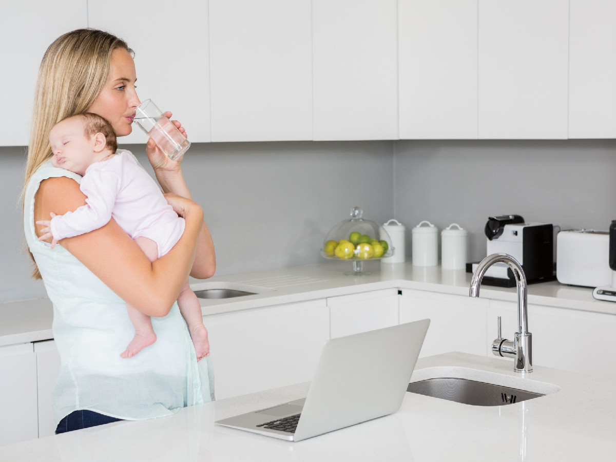 matka z dzieckiem w kuchni 1763544326