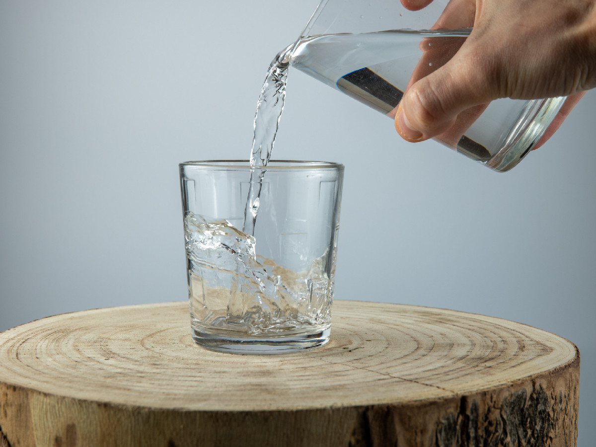nalewanie wody do szklanki 1763544347