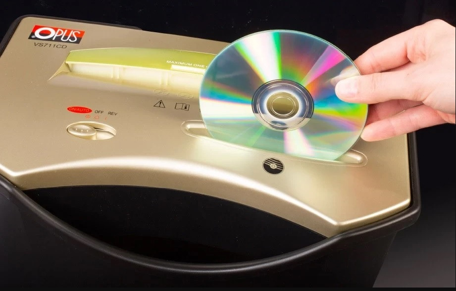 Niszczenie płyty w niszczarce OPUS VS 711 CD