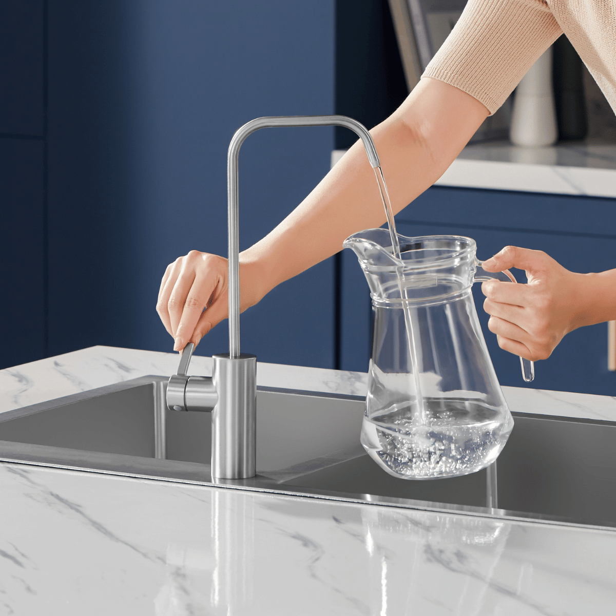 Philips AUT7006 - nalewanie wody do dzbanka