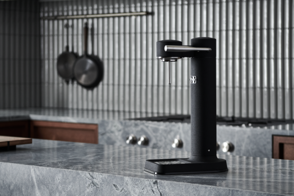 Aarke Carbonator 3 czarny mat - na blacie kuchennym