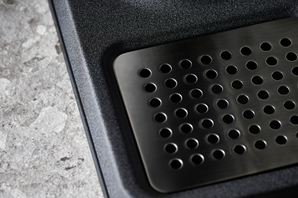 Aarke Carbonator 3 czarny mat - zbliżenie na tackę