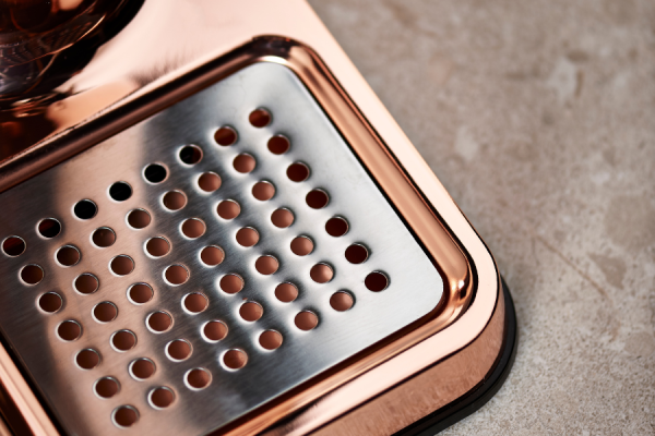 AARKE SATURATOR 3 miedziany - zbliżenie na tackę