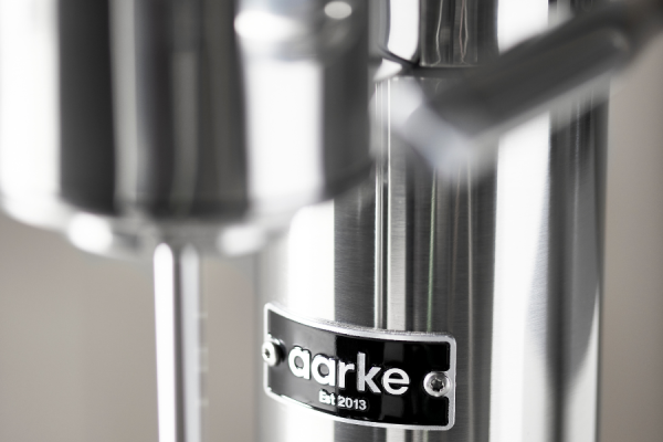 Aarke Carbonator 3 srebrny - zbliżenie na logo